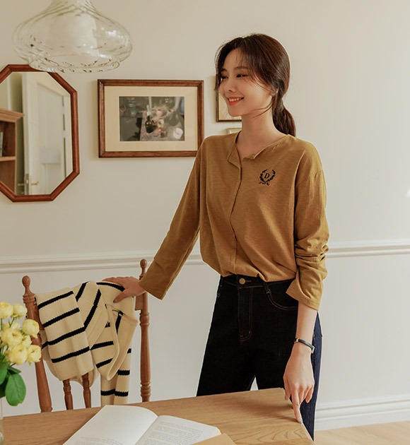 刺繍ポイントスリットネックTシャツ 韓国